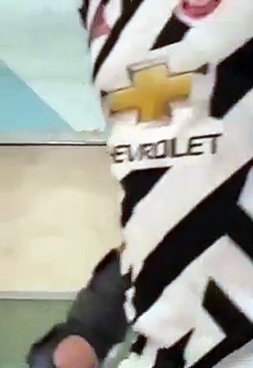 Ce jeune rider n'a vraiment peur de rien... il sait à peine marcher mais fait du skate comme un pro