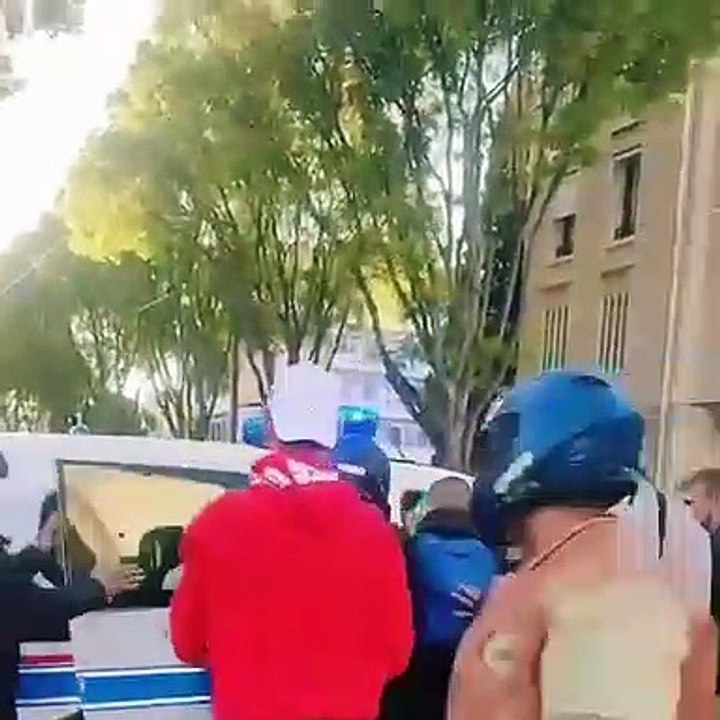 Des jeunes aident des policiers qui ont fait un tonneau avec leur voiture à marseille