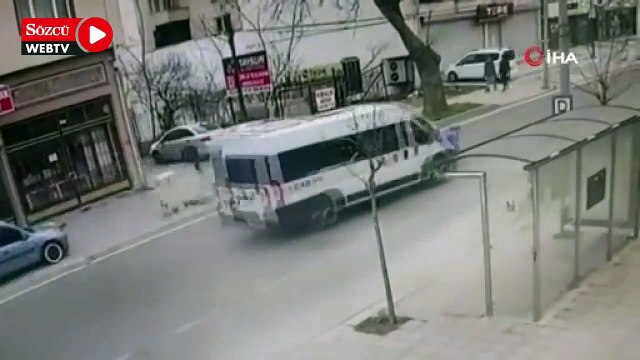 Köpeklerden kaçan çocuğa minibüsün çarptığı an kamerada