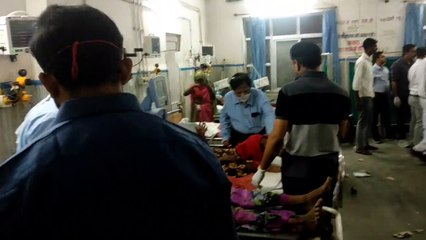 ओवरलोड पिकअप खाई में गिरी, तीन बच्चों सहित पांच की मौत, 17 घायल.