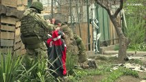 Moscú asegura que más de mil soldados ucranianos se han rendido en Mariúpol