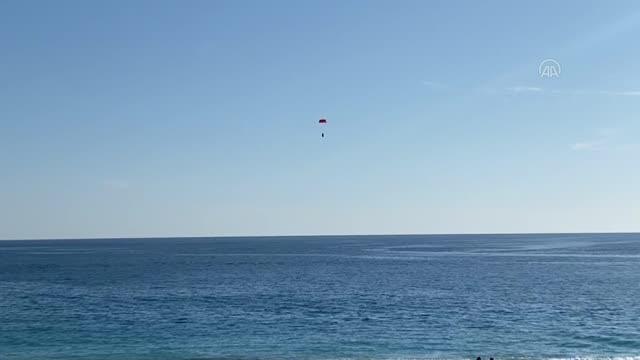 Yamaç paraşütü kapanan 2 pilot, yedek paraşütle çakılmaktan kurtuldu