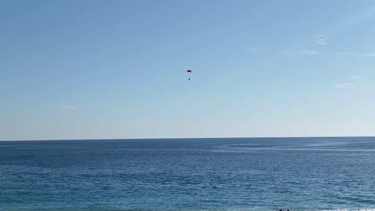 Yamaç paraşütü kapanan 2 pilot, yedek paraşütle çakılmaktan kurtuldu