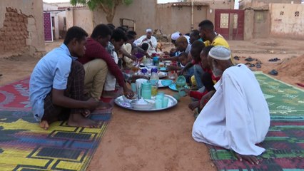 في أحياء شعبية عربية.. إفطار جماعي مفتوح لعابري السبيل