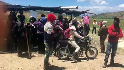 Así se las gastan los que vienen a saltar la valla...