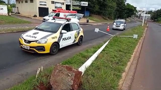 Condutor fica ferido após bater carro em poste na avenida Portugal, em Umuarama