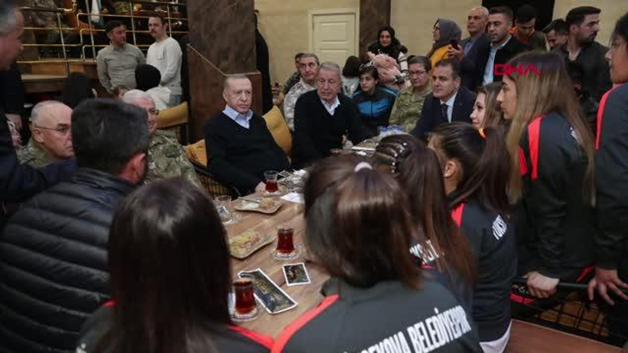 CUMHURBAŞKANI ERDOĞAN ASKERLERLE YAPTIĞI İFTAR SONRASINDA VATANDAŞLARLA ÇAY İÇTİ