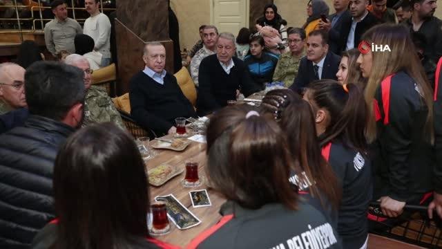 Cumhurbaşkanı Erdoğan, iftar sonrası baklavacıda vatandaşlarla sohbet etti