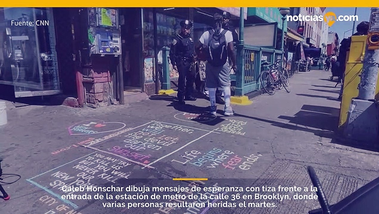 Caleb Honschar dibuja mensajes de esperanza con tiza frente a la entrada de la estación de metro de 36th Street en Brooklyn