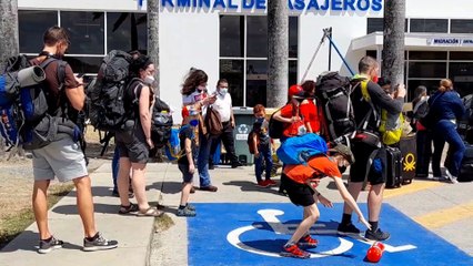 下载视频: Turistas ingresan al país por el Paso Fronterizo de Peñas Blancas