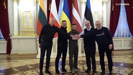 Les présidents baltes et polonais sur des lieux de "douleur et de souffrance" en Ukraine