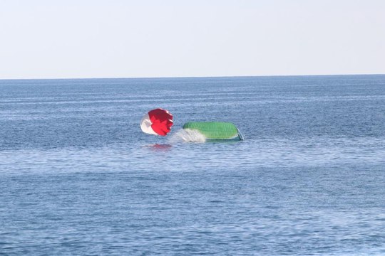 Yamaç paraşütü kapanan iki pilot 200 metreden denize indi