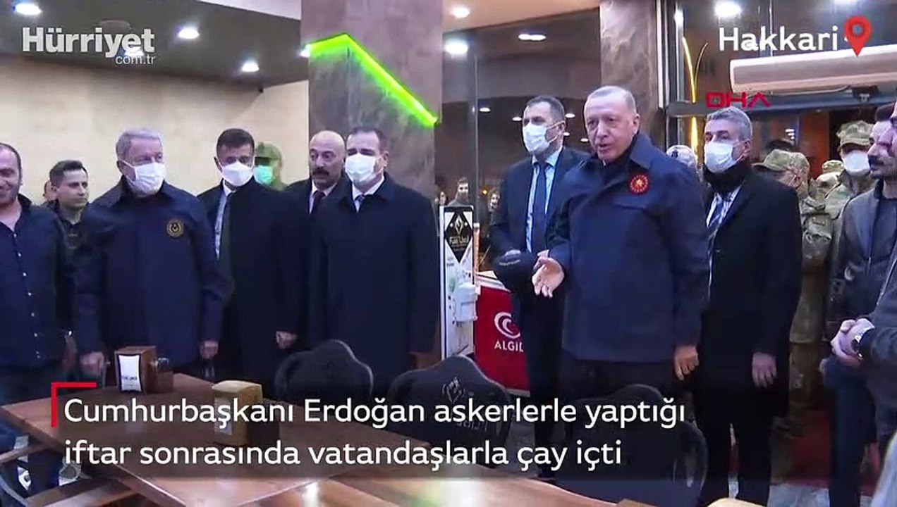 Cumhurbaşkanı Erdoğan askerlerle yaptığı iftar sonrasında vatandaşlarla çay içti