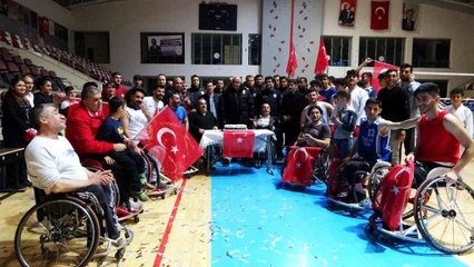 Son dakika haberleri... Muş'ta kavga ihbarına giden polislere engelli sporculardan sürpriz kutlama