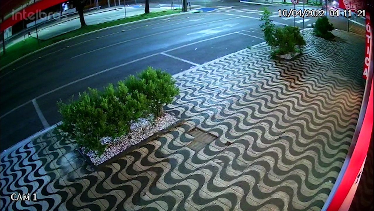 Vídeo: Palio fica destruído após forte colisão; Motorista que causou o acidente fugiu do local