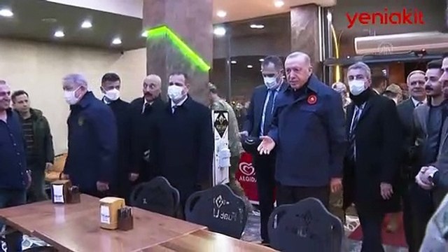 Cumhurbaşkanı Erdoğan, pastanede vatandaşlarla sohbet etti