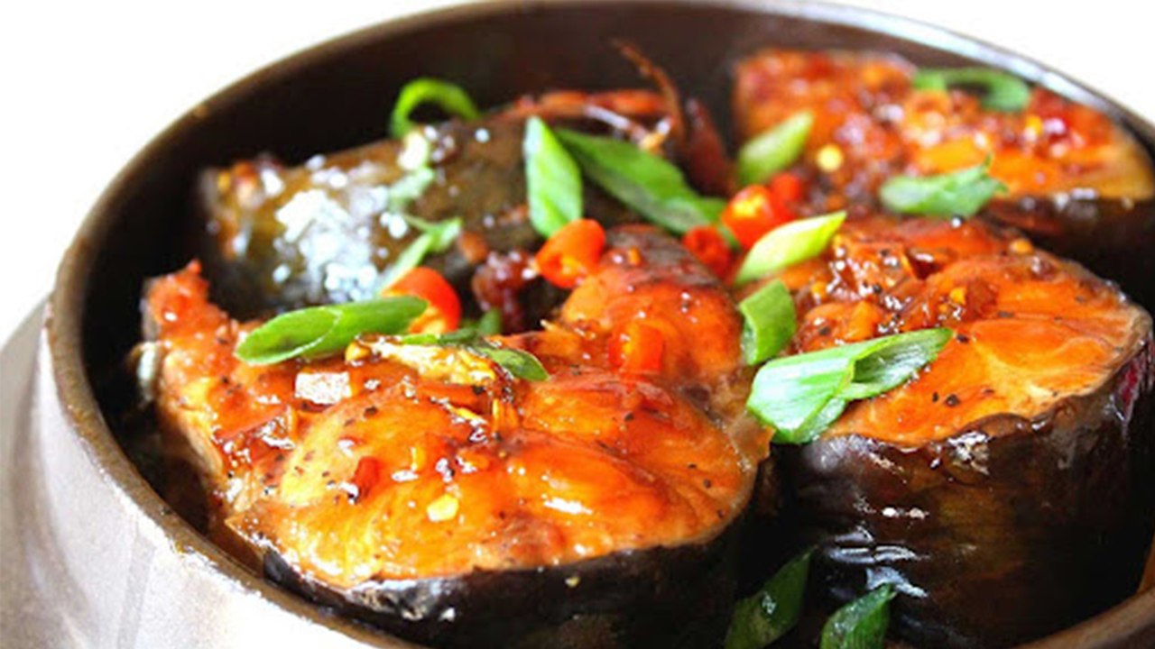 Trổ tài làm món cá kho làng Vũ Đại ngon chuẩn vị