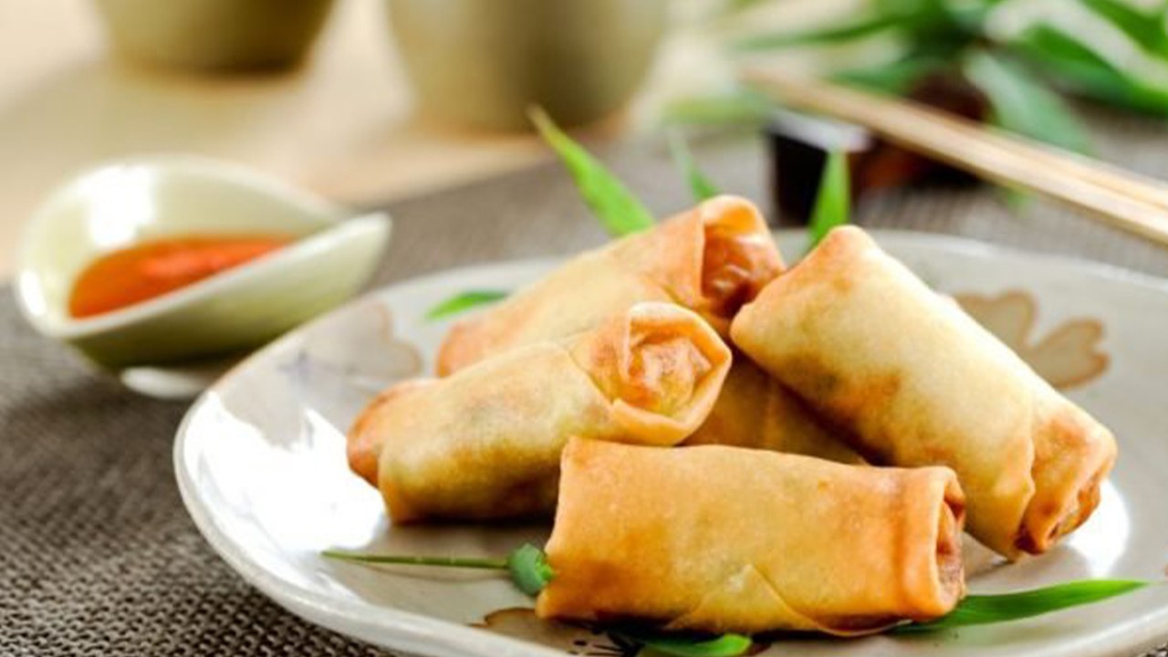 Món bánh cuốn nhân cá hồi lạ miệng mà ngon tuyệt
