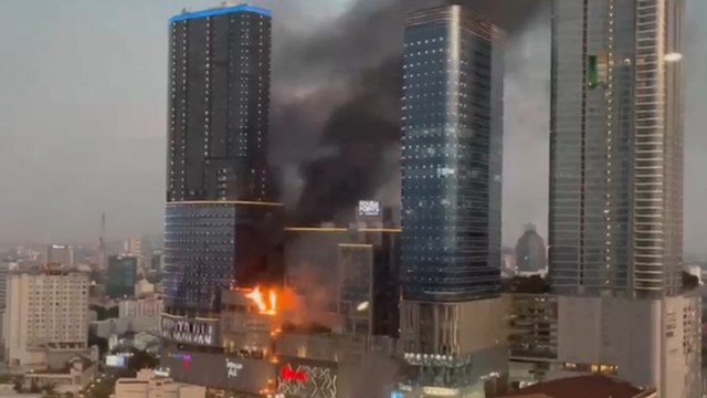Mal Tunjungan Plaza Surabaya Terbakar, 13 Mobil Damkar Dikerahkan