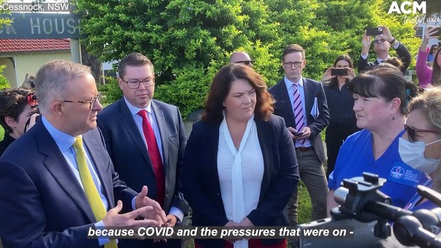 Hunter community health nurse Lorna Scott talks to Labor leader Anthony Albanese in Cessnock, NSW | April 14, 2022 | Newcastle Herald