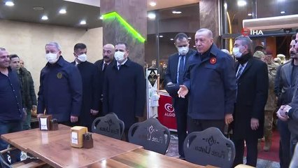 Cumhurbaşkanı Erdoğan, iftar sonrası baklavacıda vatandaşlarla sohbet etti