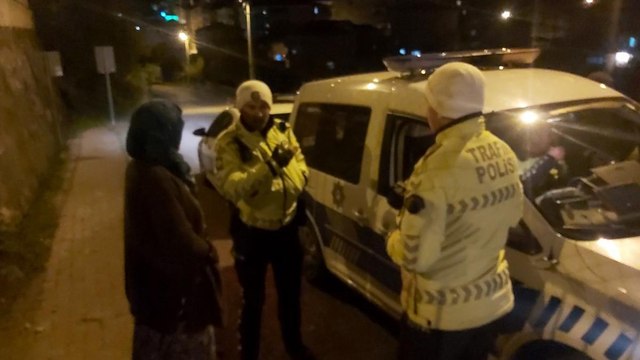 Ehliyetsiz yakalanan oğluna ceza kesilmemesi için polise yalvardı
