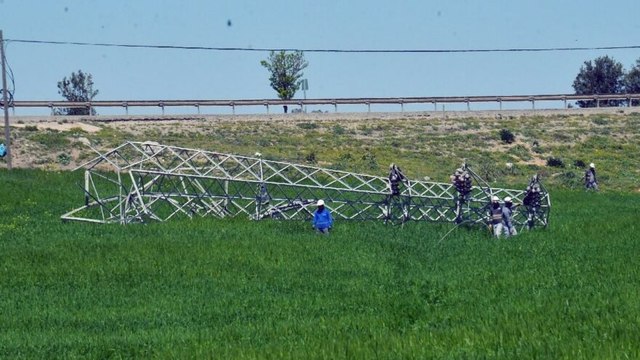 Adana’da demirleri çalınan yüksek gerilim hattı direği devrildi