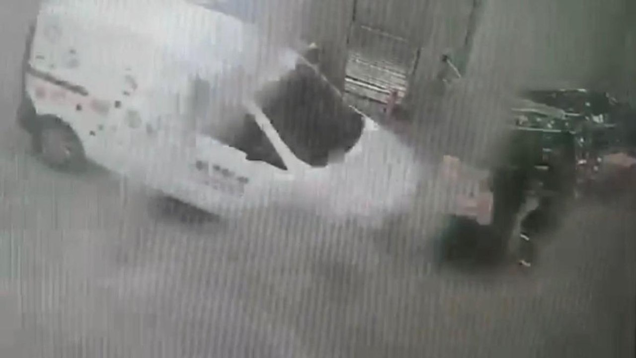 İstanbul’da feci kazalar kamerada: Çöp konteyneri hayatını kurtardı
