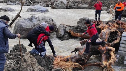 Köprüsü yıkılan köydeki hasta kadını sırtında taşıyarak kurtardılar