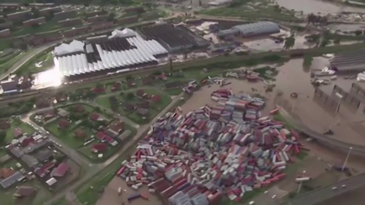 L'Afrique du Sud frappée par les pires inondations de son histoire: les images aériennes au-dessus de Durban