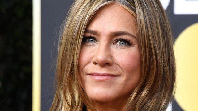 À son tour, Jennifer Aniston adopte une des coiffures emblématiques de Pamela Anderson