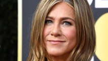 À son tour, Jennifer Aniston adopte une des coiffures emblématiques de Pamela Anderson