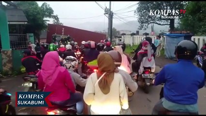 Para Pekerja Terjebak Macet Akibat Kontainer Melintang