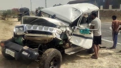 मुंडन के लिए जा रही जीप को ट्रक ने टक्कर मार बस में घुसाया, आठ घायल, दो बच्चे गंभीर