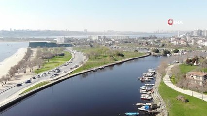 Küçükçekmece'de Menekşe Deresi kırmızıya büründü