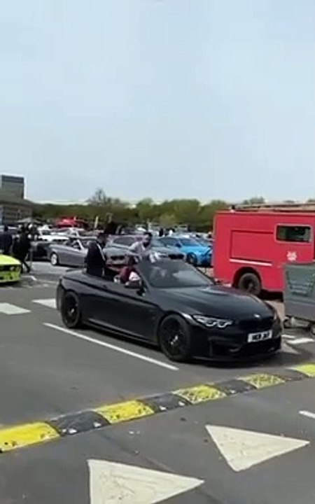 Rouler dans une voiture décapotable, c'est bien, attacher sa ceinture c'est encore mieux