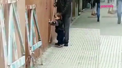 Görme engelleri dedesini gezdiren bebek rekor kırdı!