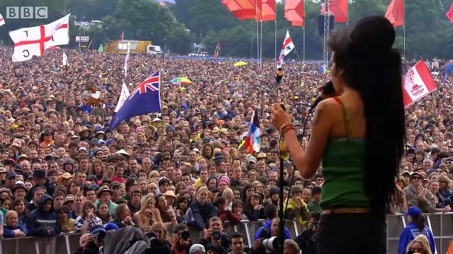 Amy Winehouse chante Tears Dry On Their Own à Glastonbury