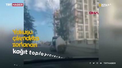 Yokuşu çıkamayan kağıt toplayıcıya yardım eli