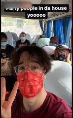 Un Italien attrape le COVID en Chine et filme son expérience d'isolement forcé dans un camp de quarantaine