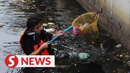 MCA man leaps into garbage-filled drain to drive home message on pollution