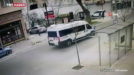 Köpeklerden kaçan çocuğa minibüs çarptı