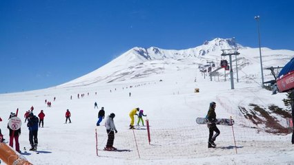 Erciyes'te ilkbaharda kayak keyfi sürüyor