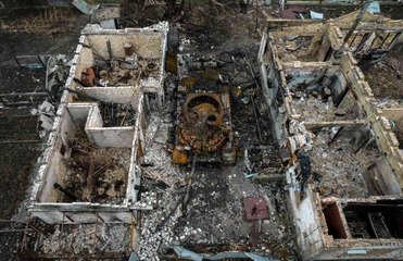 Brovary'de evlerin bahçelerine saklanan Rus tankları imha edildiRus ordusundan temizlenen Brovary'de yıkım görüntülendi