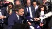 «Vous avez de drôles de propos» : Emmanuel Macron échange vivement avec un enseignant au Havre