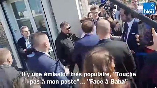 Indiscrétion: Emmanuel Macron en visite au Havre répond à un jeune supporter: Je vais essayer de faire l'émission de Cyril Hanouna Touche pas à mon poste ou Face à baba !