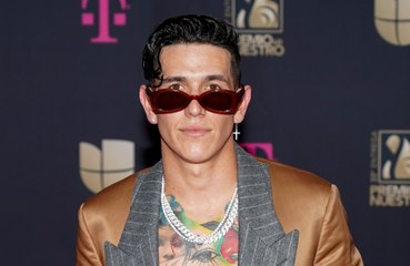 Lenny Tavárez le pone la entrepierna en la cara a una de sus fans en un concierto