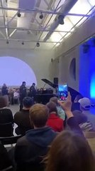 La polizia fa irruzione a Mosca al concerto contro la guerra: ma il pianista continua a suonare