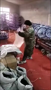 Regardez comment il emballe les vélos... la classe