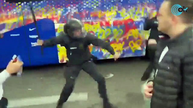 Los Mossos cargan contra los ultras del Barça antes del partido contra el Eintracht